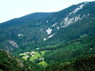 CÃ´tÃ© Est, la vallÃ©e de la Fare, avec les rochers du Saut du Gier et le Grand Chirat