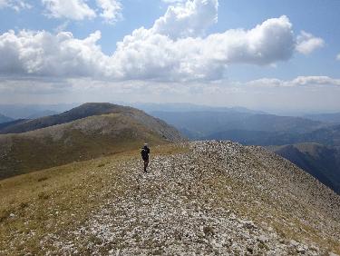 CrÃªte sud de la montagne du Cheval Blanc en direction du sommet des Croquets au fond Ã  gauche