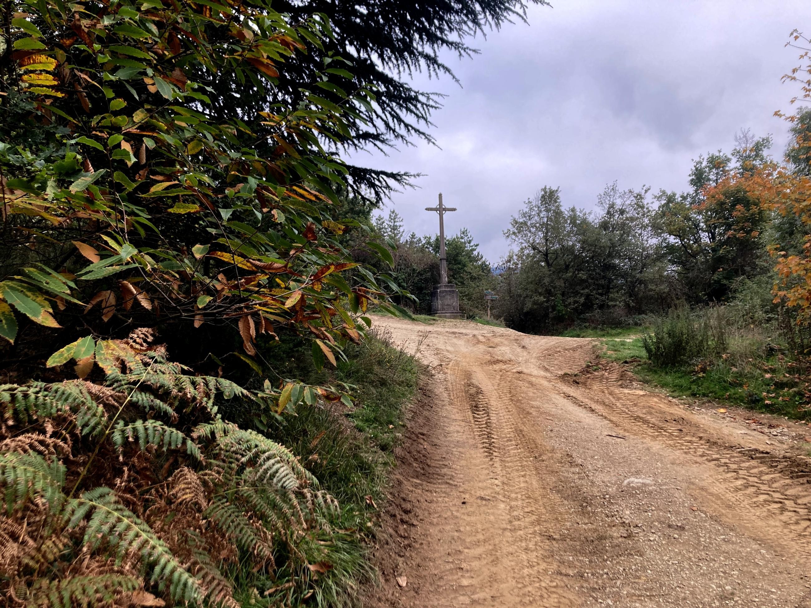 Croisée de chemins à la Croix du Perthuis