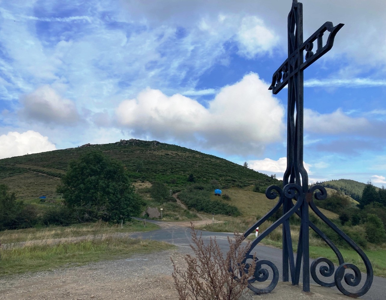 Croix du Planil : vue arriÃ¨re vers le ChÃ¢telard et le GR7