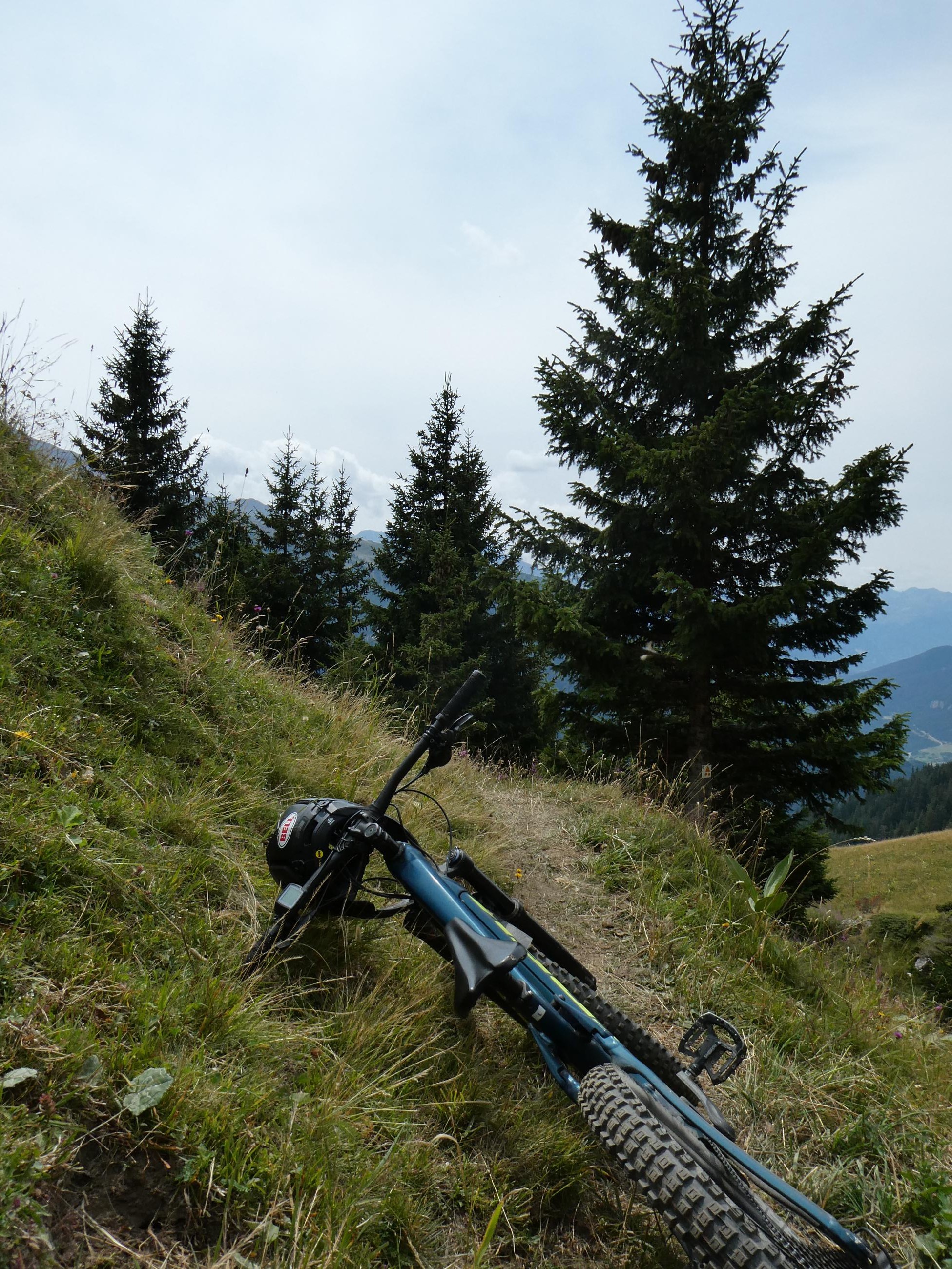 Le Cuchet, descente en VTT par le chemin du  bois de Pramania et des champs.