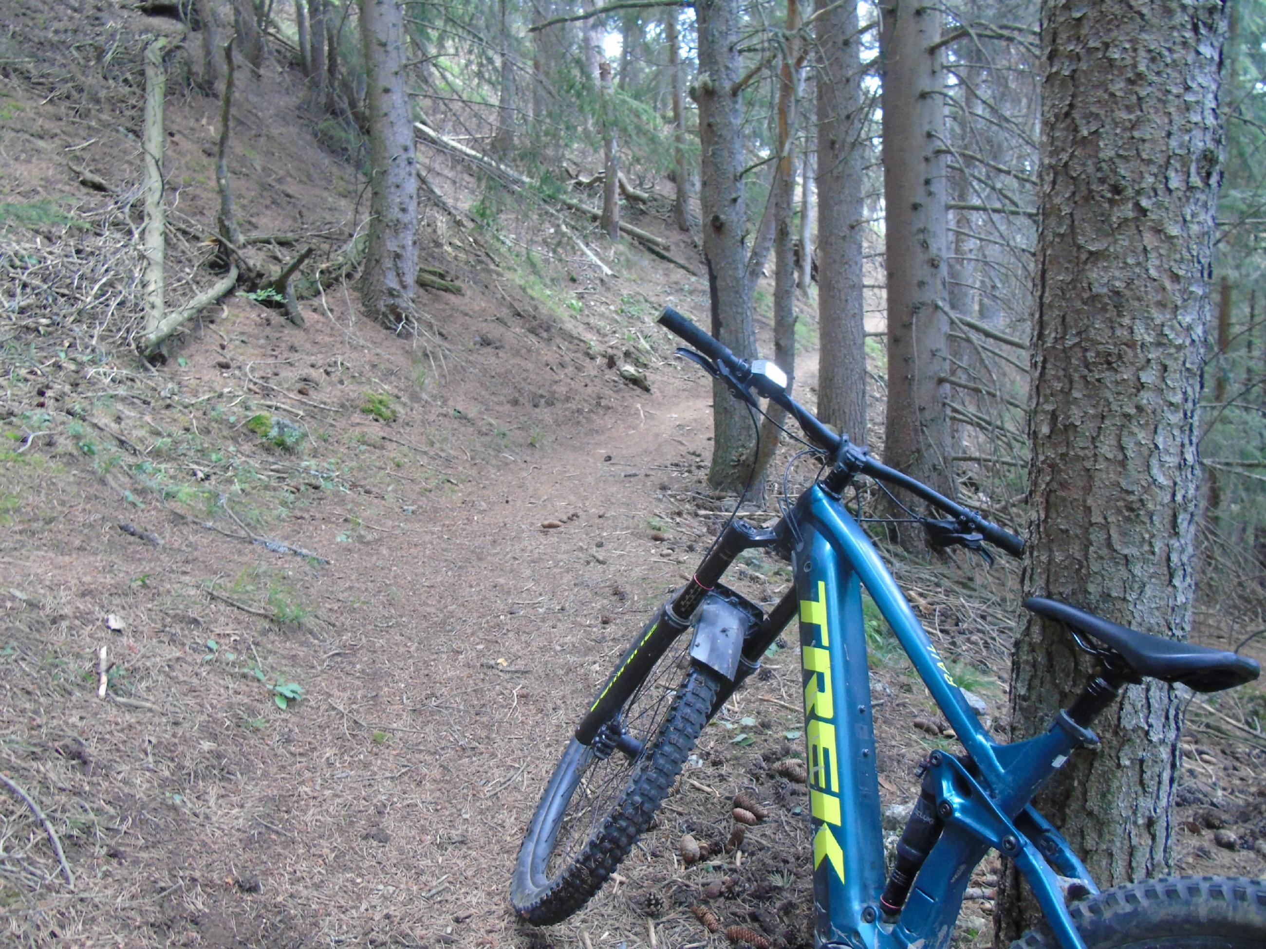 Le Cuchet, descente en VTT par le chemin du  bois de Pramania et des champs.