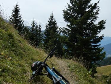 Le Cuchet, descente en VTT par le chemin du  bois de Pramania et des champs.