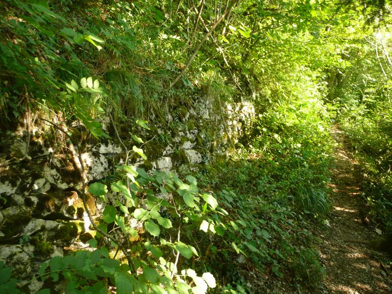 De vieux murs attestent de l'ancienneté du passage