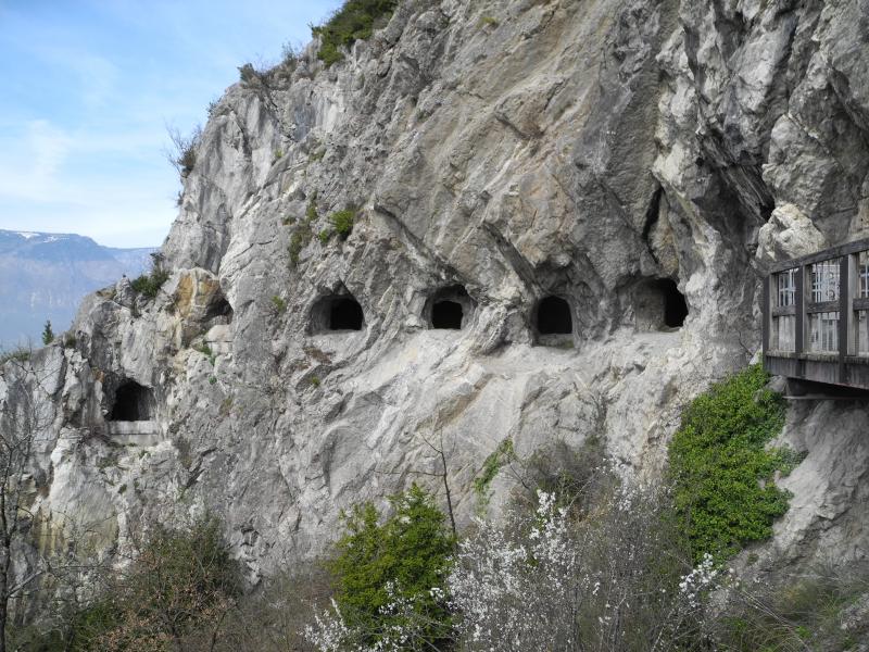 Débouché des grottes de Mandrin