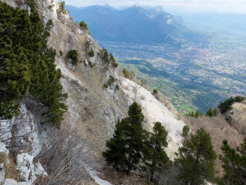 Début du sentier raide en face est