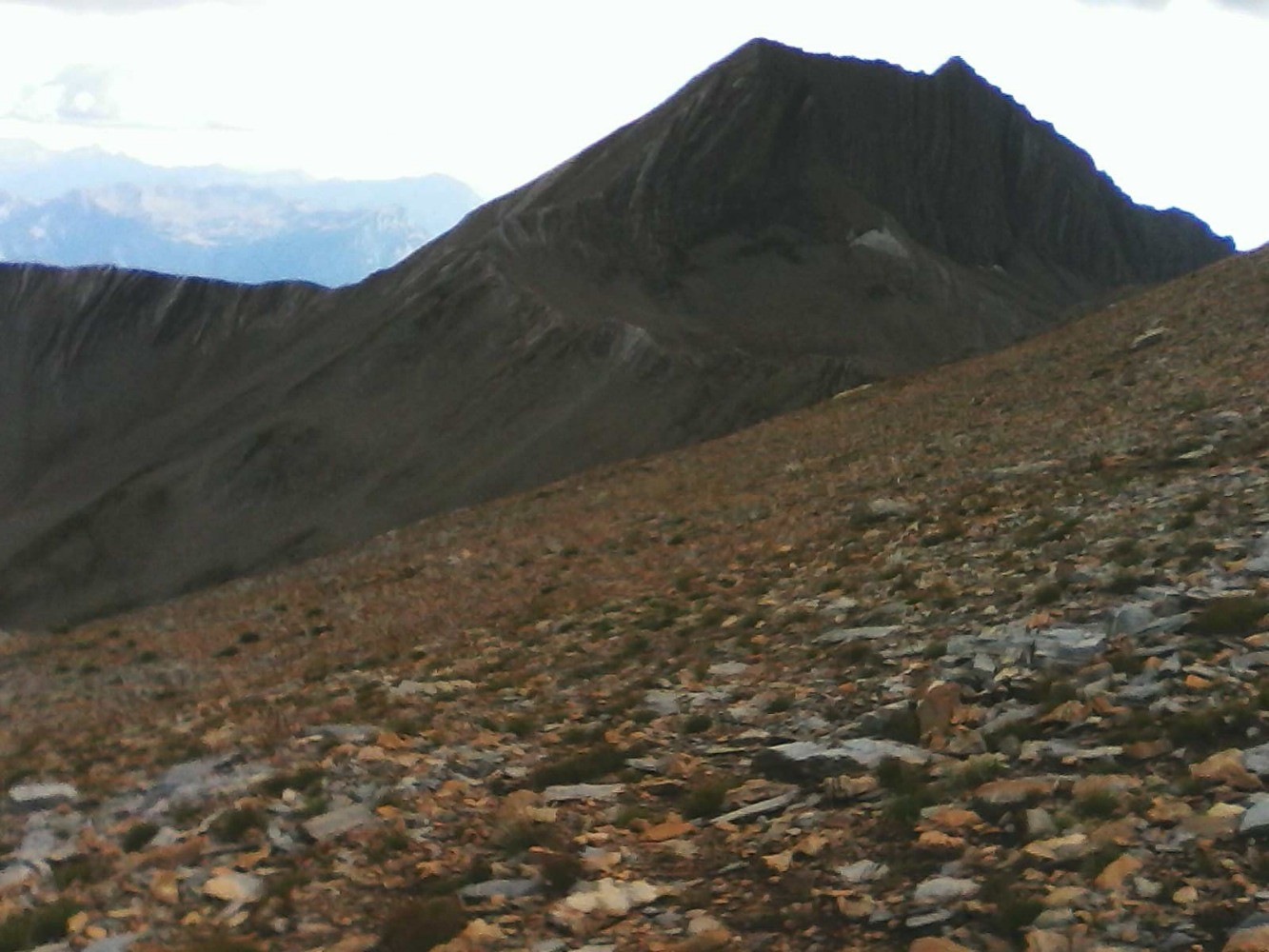 dans la descente: on voit mieux la distinction entre l'arÃªte nord et sud de la pointe de serre