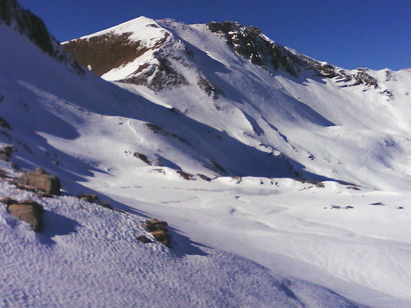 dans la montÃ©e ; vue vers le lac sans nom et le pic de pied-brun