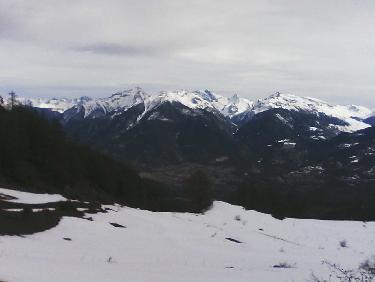 Dans la prairie au dessus des Aymards ; le PÃ©ouvou dÃ©passe un peu plus au loin
