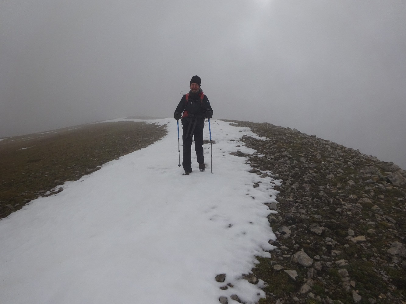 Dans le nuage sur la crÃªte sommitale