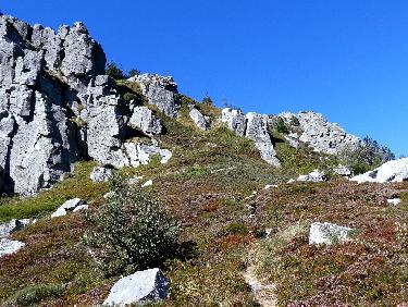 Dans le rÃ©tro, bas du sentier de descente Ã  droite de la falaise