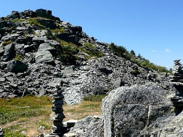 Dans les phonolites sous le sommet (cherchez la randonneuse)