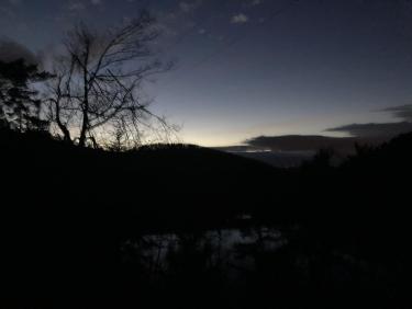 Dans la nuit tombante, on devine le lac de l&apos;Ondenon