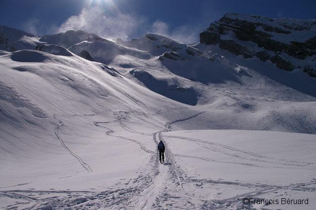 dans le milieu de la montée