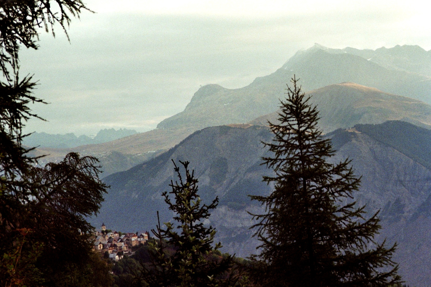Dans le rétro vers le N et Villard-Notre-Dame