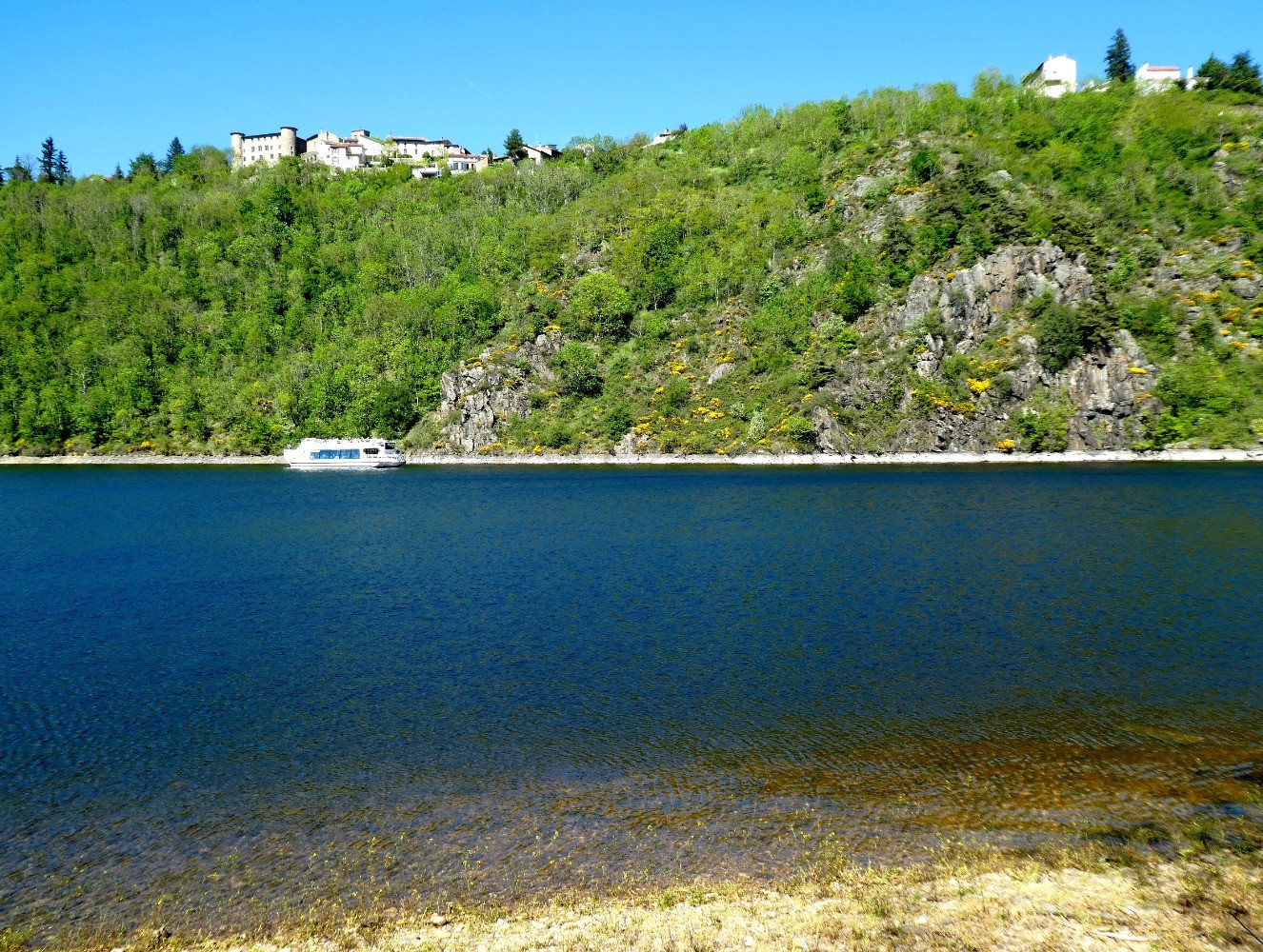De la plage du Châtelet, croisiéristes sous le château de St-Victor