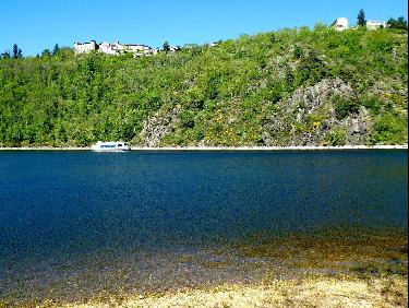 De la plage du Châtelet, croisiéristes sous le château de St-Victor