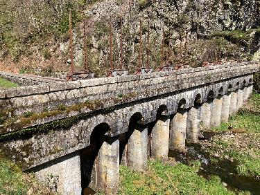 De plus prÃ¨s (les treuils sont bien rouillÃ©s !)