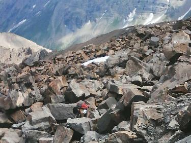 de retour du sommet , en arrivant au col aprÃ¨s la traversÃ©e de la vire pentue ; une indigestion de roches