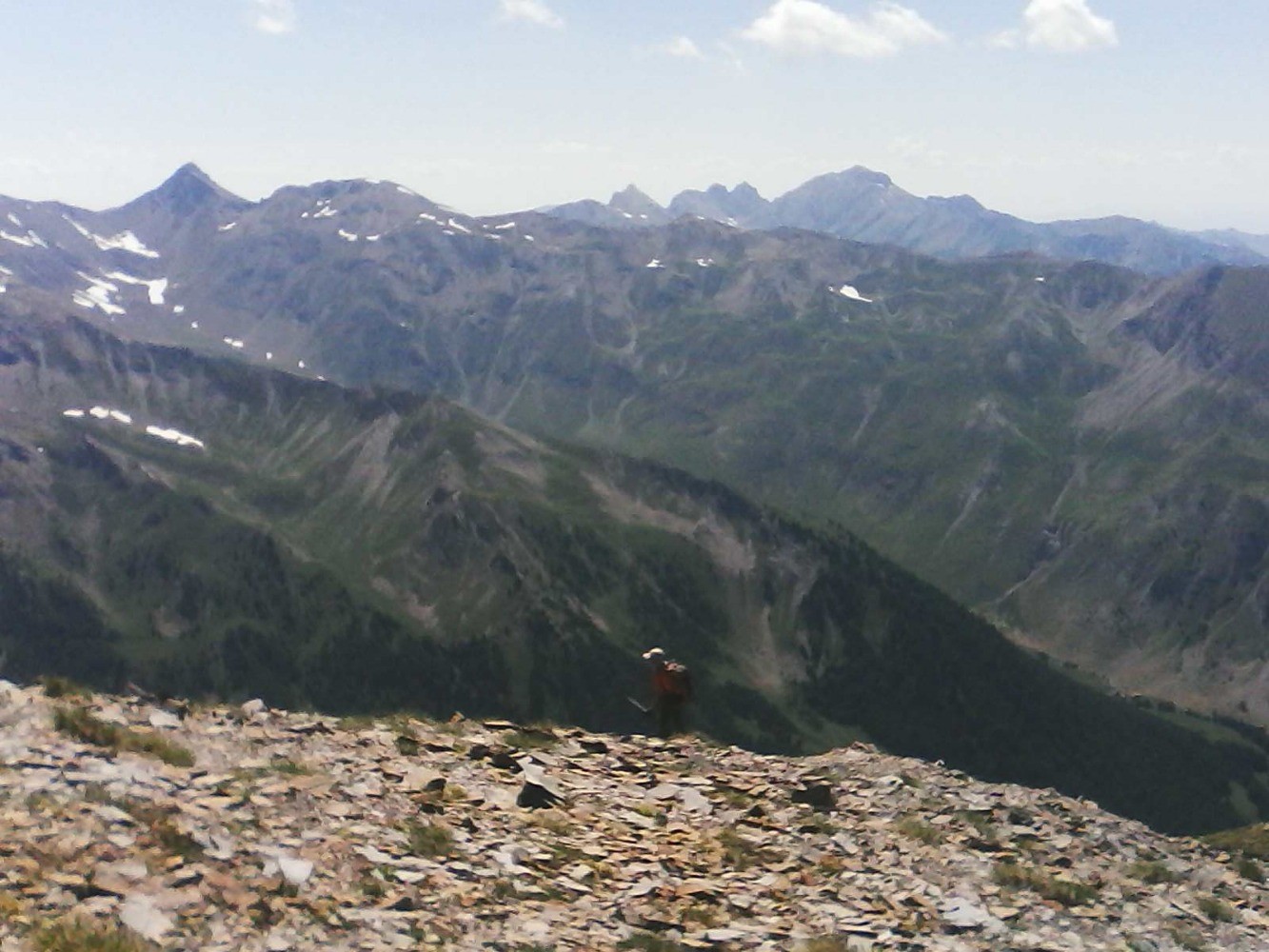 DÃ©but de la descente ; vue vers le petit Vallon ( en oblique au milieu de la photo ) et le Pouzenc Ã  sa partie sup