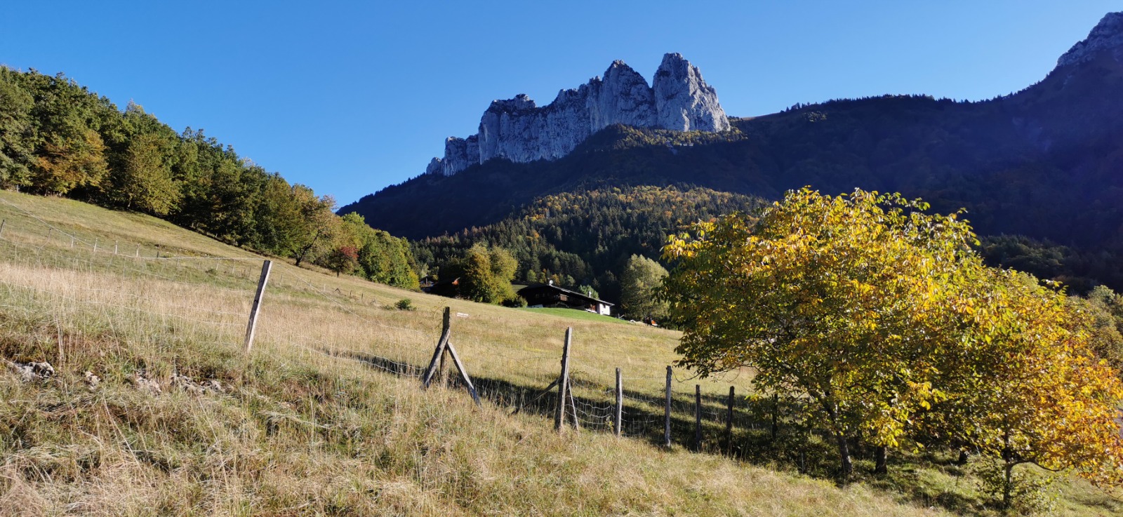 Dents de Lanfon et le col Ã  droite, vu de l'Hermitage de St Germain