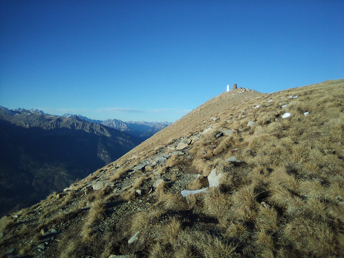 dÃ©passÃ© , le raidillon ; au loin , surplombent de g Ã  d -le massif des Piniers , tÃªte du couleau, rochelaire et vautisse