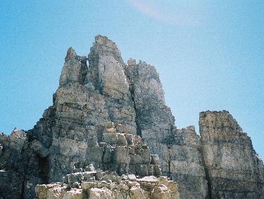 depuis la brÃ¨che, la tour Sud avec sa petite fenÃªtre
