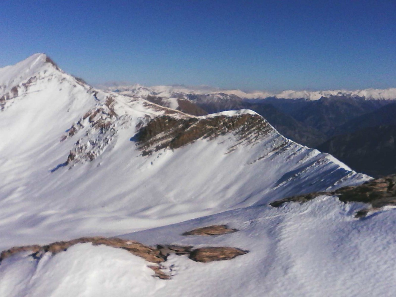 depuis la crÃªte : vers tÃªte de l'hivernet - col 2608 Ã  l'extrÃªme D ; au fond , le queyras