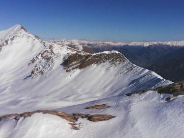 depuis la crÃªte : vers tÃªte de l&apos;hivernet - col 2608 Ã  l&apos;extrÃªme D ; au fond , le queyras