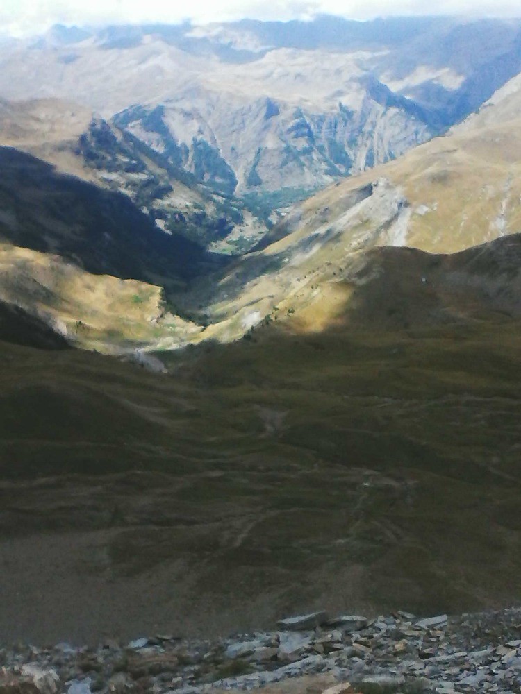 depuis la crÃªte; vue sur prapic et le champsaur encombrÃ© de nuages sur les sommets