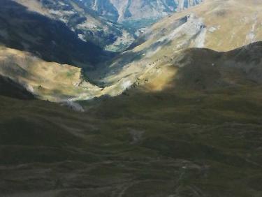 depuis la crÃªte; vue sur prapic et le champsaur encombrÃ© de nuages sur les sommets