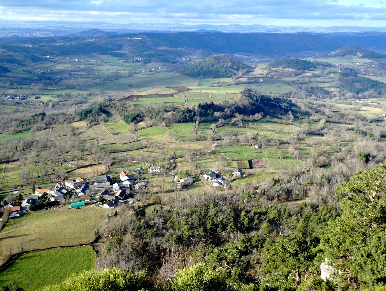 Depuis la Huche Pointue, la Huche Plate (derriÃ¨re FougÃ¨res)