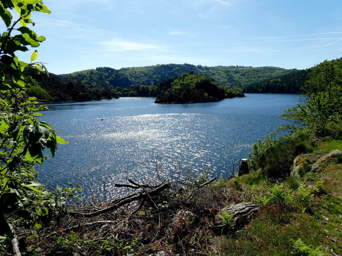 Depuis la sente au bord du lac