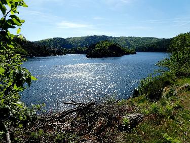 Depuis la sente au bord du lac