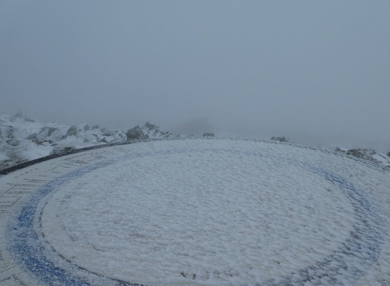 DerriÃ¨re la table, tout au fond, le Mont Blanc ;-)