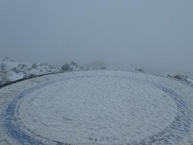 DerriÃ¨re la table, tout au fond, le Mont Blanc ;-)