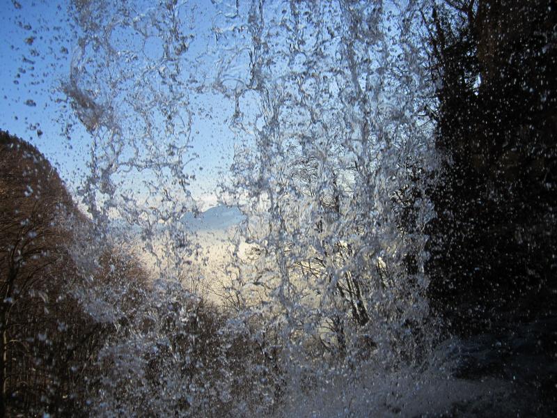 derrière la cascade....