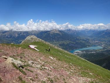 Des parapentistes sous le pic de Morgon