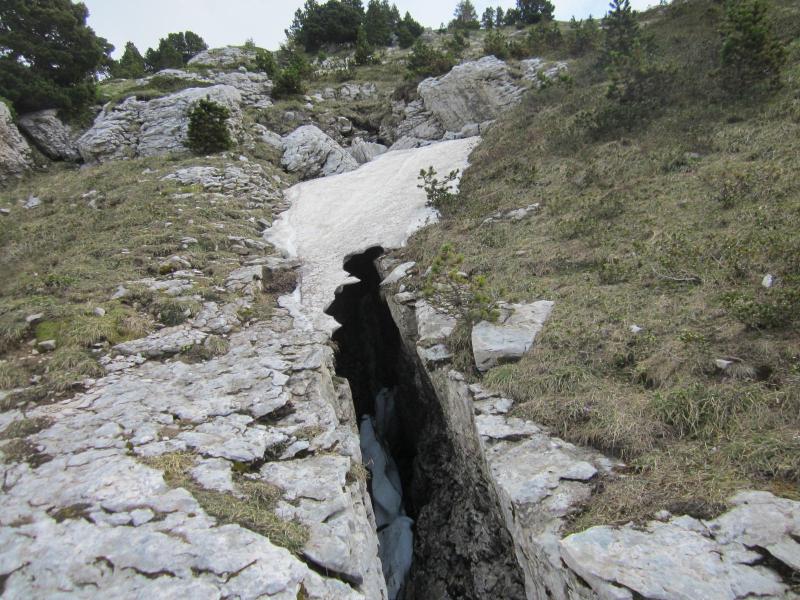 des trous sous les névés