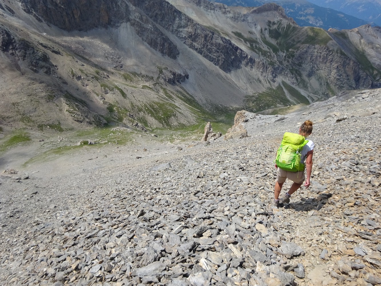 Descente dans l'Ã©boulis vers le vallon des Pelouses