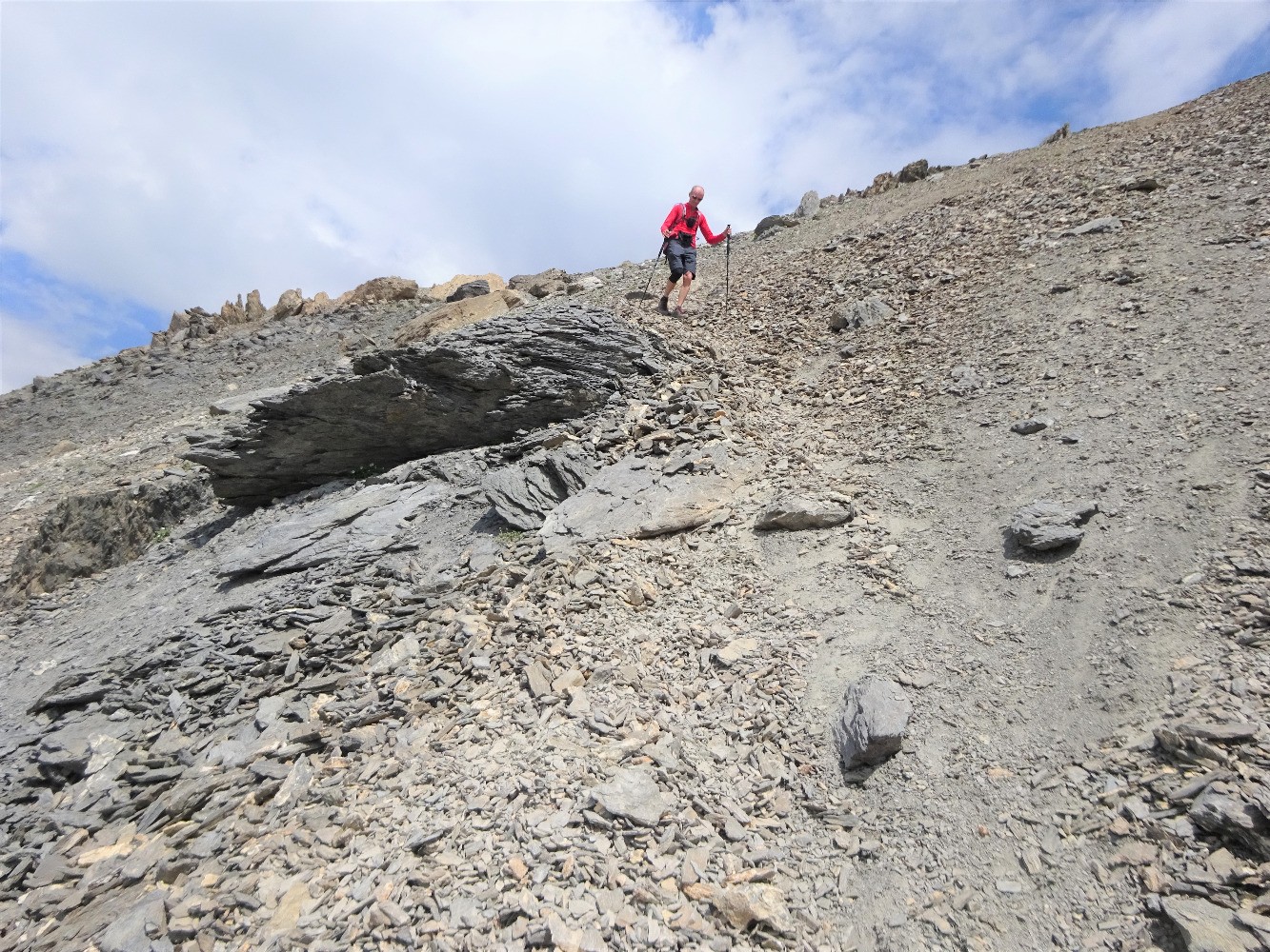 Descente dans l'Ã©boulis vers le vallon des Pelouses