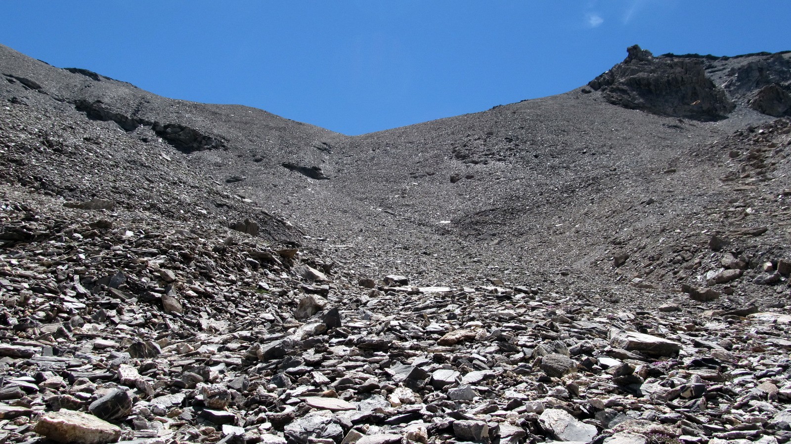 Descente dans le pierrier vers le Col du FrÃ©jus.