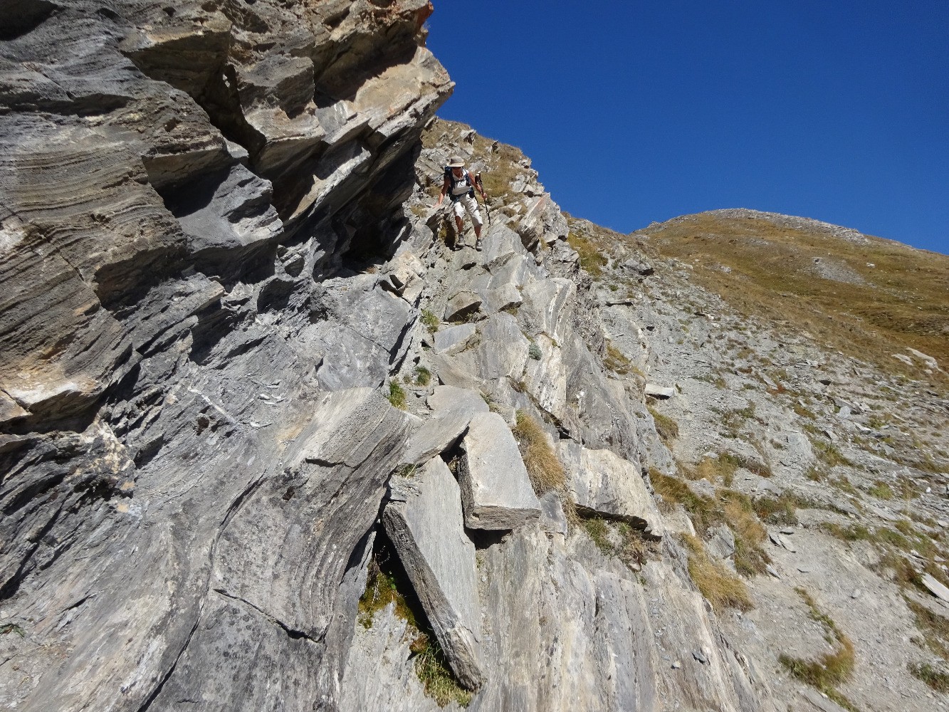 Descente dans une vire au nord-ouest du lac de Longet