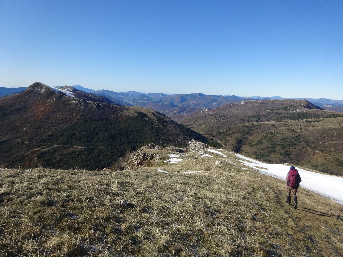 Descente en crÃªte NW de la crÃªte de l'Ane. A gauche, la montagne de Mare, Ã  droite la montagne de Chanteduc.