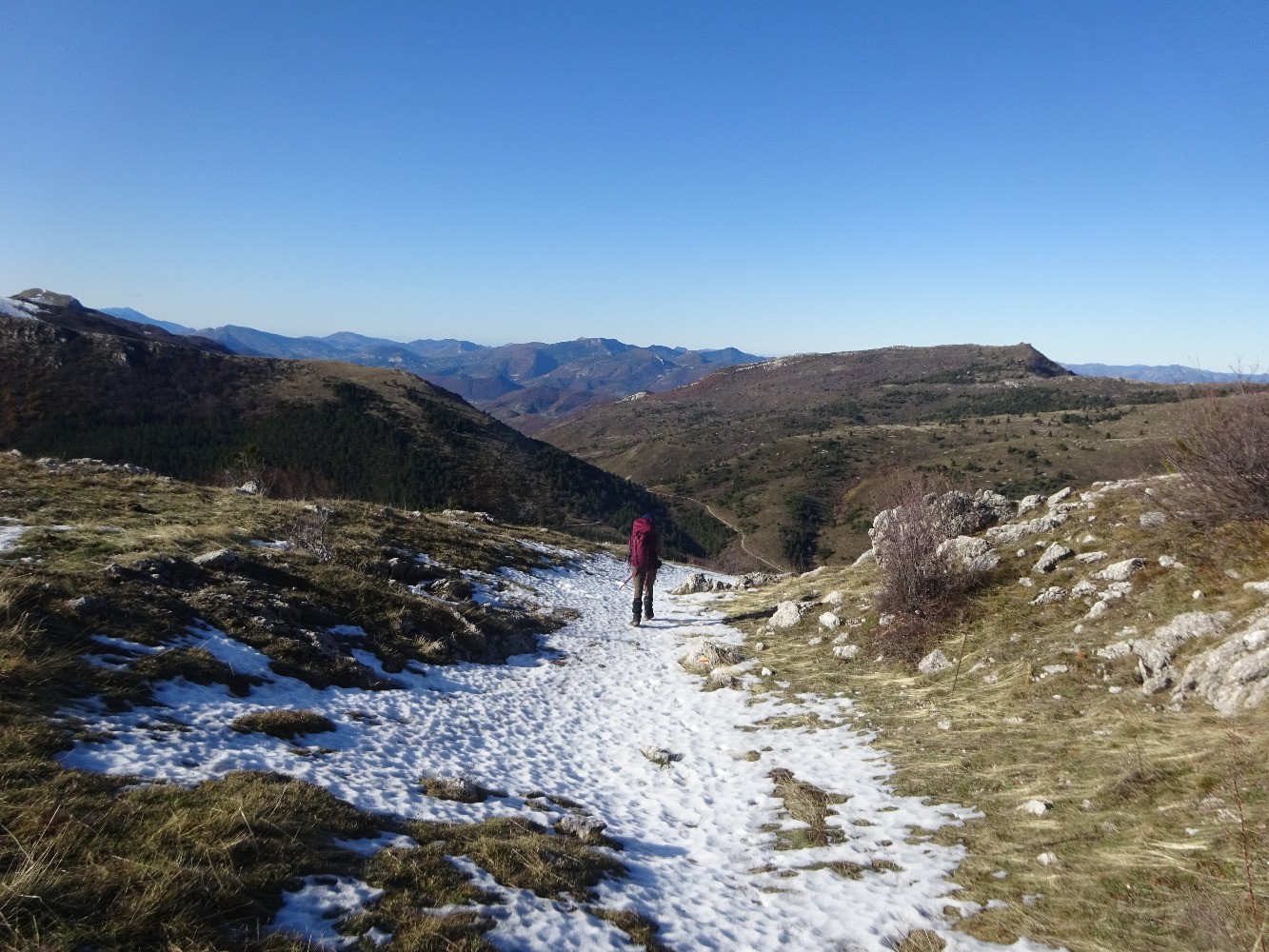 Descente en crÃªte NW de la crÃªte de l'Ane. A gauche, la montagne de Mare, Ã  droite la montagne de Chanteduc.
