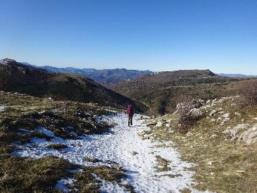 Descente en crÃªte NW de la crÃªte de l&apos;Ane. A gauche, la montagne de Mare, Ã  droite la montagne de Chanteduc.