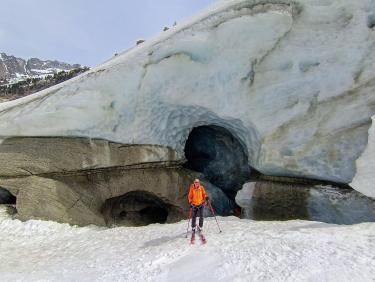 devant l'ancienne grotte de glace