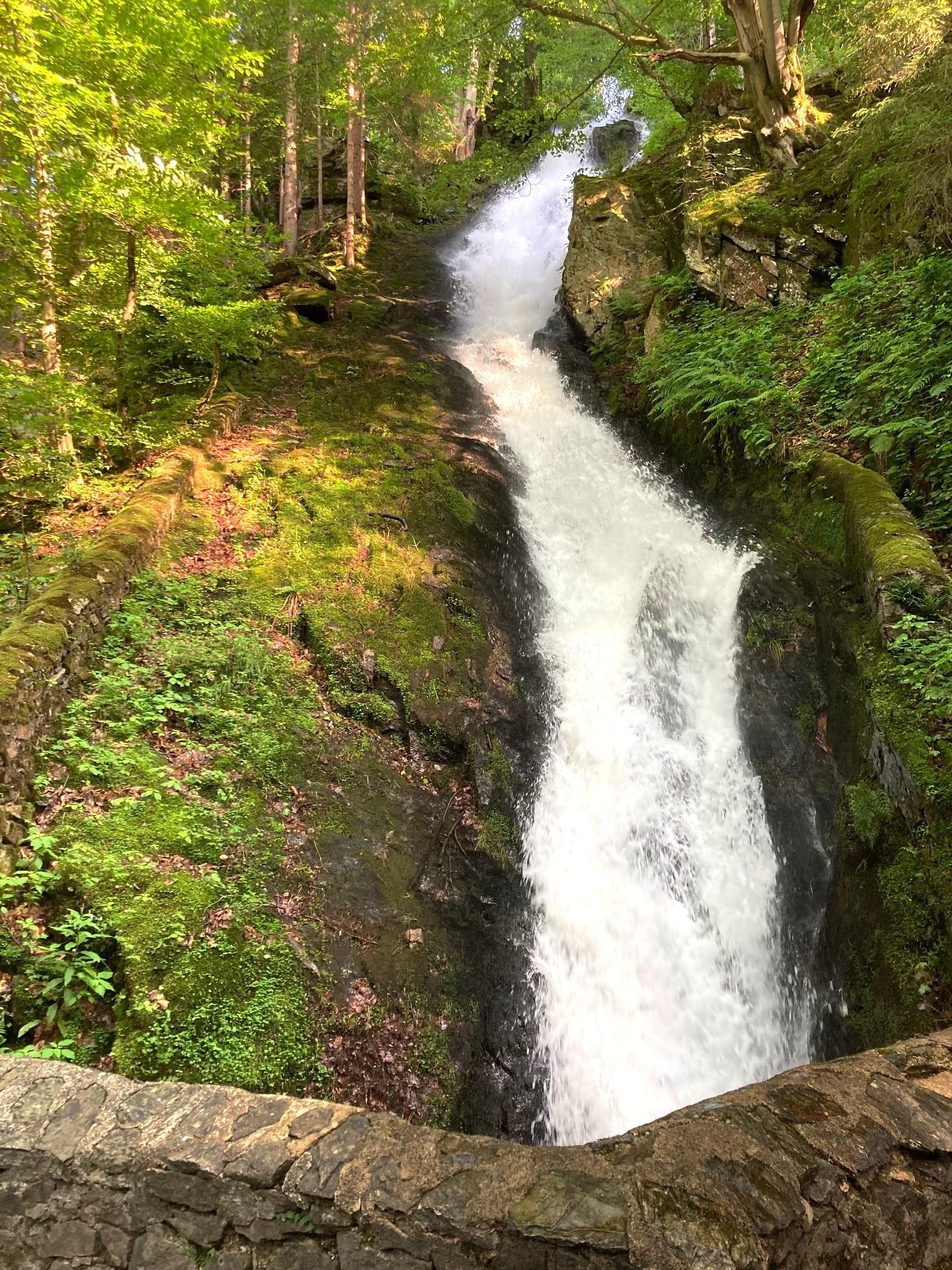 Déversoir du lac de barrage sur le Furan