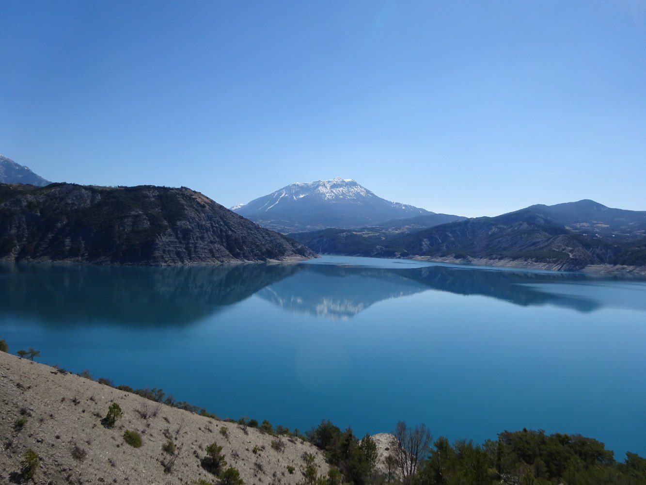 Dormillouse se reflÃ©tant dans le lac de Serre-PonÃ§on