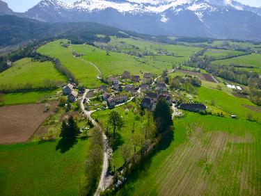 Atterrissage Ã  Menglas dans le coin infÃ©rieur gauche de la photo
